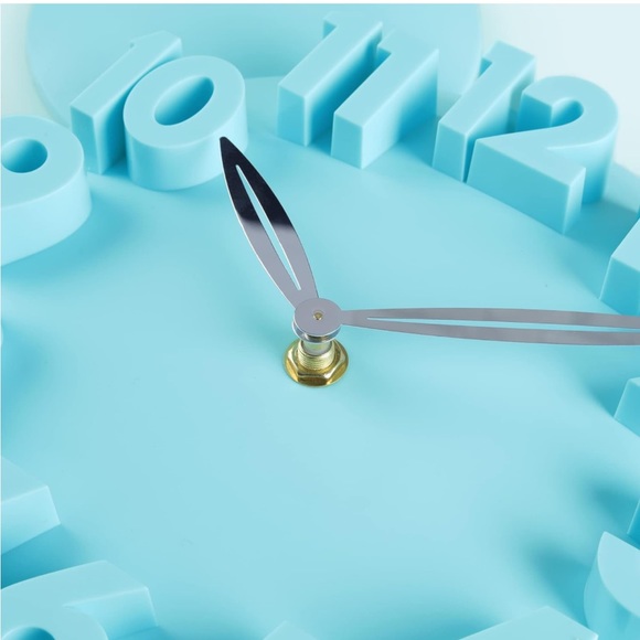 ✨Host Pic X 2✨ Collectible Disney Clock - Picture 2 of 7